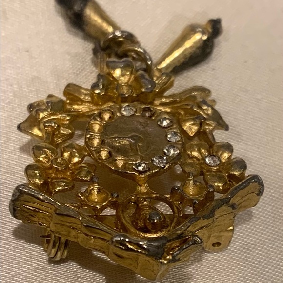 50’s/60’s gold-tone cuckoo clock roller back brooch with jeweled face - Picture 4 of 4